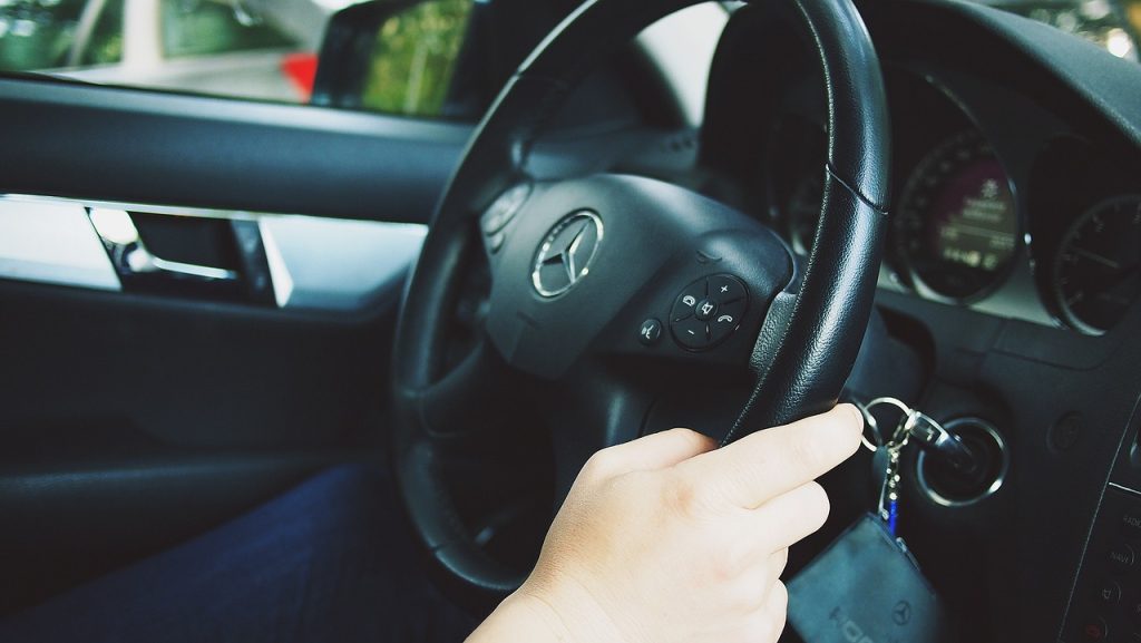 car, auto, driving-522411.jpg